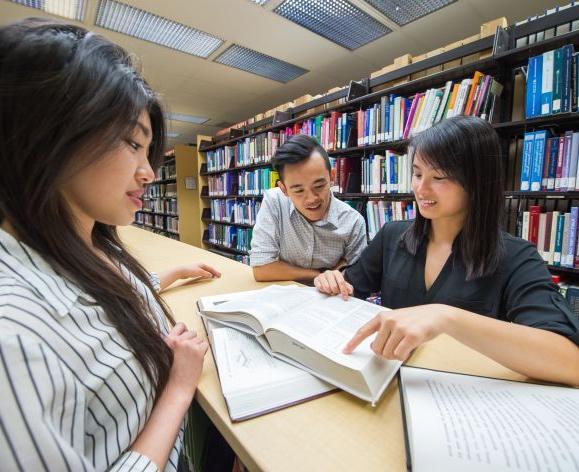 药学专业的学生在图书馆学习